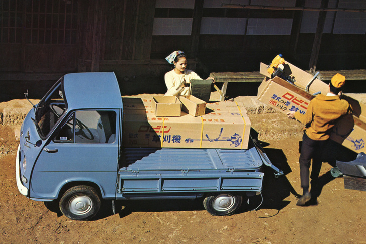 1966年にフルモデルチェンジした2代目「スバル・サンバー」の、フラットな荷台を持つ二段広床式。二段広床式は初代の途中から加えられていたが、あおり部分が鉄パイプで心もとなかった。従来の荷台だった低床部分はキー付きのロッカースペースとなる。