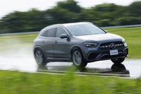 走りだしの瞬間、タイヤのひと転がり目のグリップ感が圧倒的にいいのも「プライマシー5」(写真)の持ち味。ディーゼルエンジンを搭載した「GLA」の太いトルクを余すことなく受け止めるグリップ力と、ステアリングの操作に対するリニアな反応も確認できた。