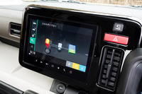 9インチのカーナビゲーションはオプション。画面はくっきり高精細で見やすいが、いくらFF車でもエネルギーフローのリアタイヤくらいは描画してほしいところ。まるで大八車のようだ。