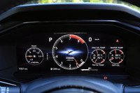 12.3インチの液晶メーターには、標準的な2眼デザインの「ノーマル」、ナビやオーディオなどの情報を大きく表示する「エンハンス」、センターにタコメーターを配置する「スポーツ」(写真)の、3種類の表示レイアウトが用意される。