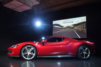 「296GTB」のボディーサイズは全長×全幅×全高=4565×1958×1187mmで、ホイールベースは2600mm。乾燥重量は1470kgと発表されている。