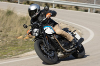 軽快な見た目にたがわず、走りもよりスポーティーなものに進化。どっかり座ってのおおらかな走りに加え、ややアグレッシブなライディングにも応えてくれるようになった。