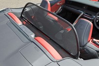 140km/h以上でも快適性を保つとアピールされるウインドスクリーンは、前席乗車時のみ使用可能。ディーラーオプションとして用意される。