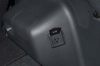 荷室の側面にはAC100Vのアース付きコンセントが付いている。1500W対応なので電子レンジやドライヤー、電気ケトルなどをアウトドアで使える。