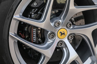 パワーアップと併せてブレーキも強化されており、100-0km/h制動は「F12」比べて5.8%改善されている。