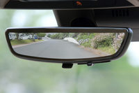 最新型のリアカメラミラーや、夜間に歩行者や動物を認識して赤外線映像を映し出す「エンハンスドナイトビジョン」など、装備は充実している。