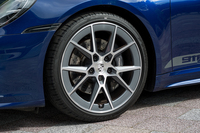 10スポークのアロイホイールにはハイポリッシュ仕上げが施される。ブレーキはローター径が350mmに拡大され、フロントには対向6ピストンキャリパーを装備する。