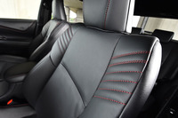 ターボ車の「プログレス“Metal and Leather Package”」のプレミアムナッパ本革シートは、ほかのモデルと異なり、レッドステッチで飾られている。