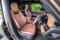 バーントシエナのセミアニリンレザーと、エボニーのKvadrat(クヴァドラ)テキスタイルを用いたコンビネーションシートを採用。前席は没入型の音楽体験が楽しめる「ボディー&ソウルシート」となっている。