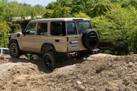 サスペンションは前後ともに車軸式で、フロントにコイルスプリング、リアにリーフスプリングを採用。複雑なギミックなしでも、ご覧のとおり圧巻の路面追従性を実現している。