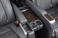 左右の2列目シート間には格納式のテーブルが隠されている。アームレストのものと合わせて、カップホルダーが4つ並ぶ。