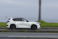 足まわりについては、シミュレーション技術を用いたベースモデル開発によってサスペンションの調律を最適化。ダンパー減衰の初期応答を可能な限り高めたうえで、バネレートを低めに設定することで、路面からの突き上げを抑えたソフトな乗り心地を実現している。