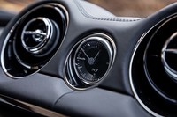 ダッシュボードに備わる伝統的なアナログ時計。文字盤には「XJ」の車名が入っている。