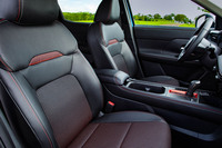 最新の「キックス」では、より快適な姿勢を保ち、ドライブにおける乗員の疲労を軽減するという「ゼログラビティーシート」が全席に採用されている。