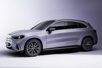 新型「GLC」のフロントクオータービュー。
清水「そういえば、BEV専用車なのにもう『EQ~』って車名じゃないんだね」
ほった「いろいろ、戦略の転換があるみたいですよ」