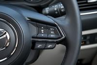 ステアリングホイールに装備されるアダプティブクルーズコントロールの操作スイッチ。「CX-8」では同システムが「25S」を除き全車に採用されている。