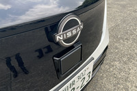 フロントエンブレムの下部にカメラとレーダーを配置。レーダーは物体までの距離と相対速度を正確に検出し、安全でスムーズな走行に寄与するという。