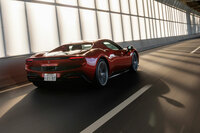 今回の試乗では、218kmの距離を走って27.8リッターのガソリンを消費。参考燃費は満タン法で7.8km/リッターとなった。最高出力830PSのスーパーカーとしては存外の数値で、これもまた、フェラーリが証明に臨んだ「テクノロジーの可能性」の一面といえるだろう。