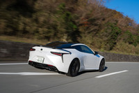 ボディーカラーは静寂の銀世界に着想を得たというマットホワイトの「HAKUGIN(白銀)」。ルーフやスポイラーなどは漆黒でコーディネートし、コントラストを強調している。