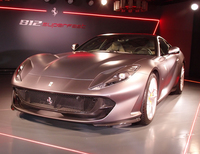 アグレッシブな表情を見せる「フェラーリ812スーパーファスト」のフロントまわり。