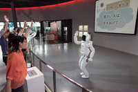 ホンダのショールームやモーターショーでのデモンストレーションに加え、日本科学未来館での活動も「アシモ」の主だった“仕事”のひとつだった。2013年には同館において、オペレーターの指示を必要としない「自律型説明ロボット」としての実証実験も行われている。
