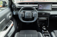 メーターの位置が変わったためか、ステアリングホイールは上下を押しつぶしたプジョーのような形状に。中央部にピアノブラックを使っているためホーンボタンが浮いて見える。