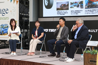 モータージャーナリストの竹岡 圭さん(写真左から2人目)を交えたトークショーも開催。カングーと「オープンカントリー」シリーズとの相性のよさなどが語られた。