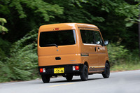 変速機はライバル(?)のダイハツから供給されるエンジン縦置き用のCVT。CVT特有の滑りがほとんど感じられず、ダイレクト感の強い運転が楽しめる。