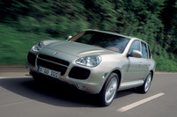 ポルシェ・カイエン
ポルシェ初のSUVとして初代モデル(写真)が2002年にデビュー。4代目となる最新モデルは最高出力640PSを誇る「ターボGT」を筆頭に、プラグインハイブリッドやV8、V6など多彩なパワーユニットが設定される。