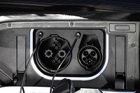 充電口は急速充電、普通充電ともに左フロントフェンダーパネルに配置。出力50kWの急速充電器を使えば、30分で約120km、90kWの急速充電器なら30分で約150km走行分の電気を回復できるという。