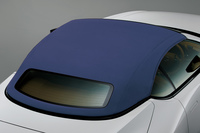 「LC500コンバーチブル」に新設定された「マリーンブルー」のソフトトップ色は、「ブルー&ホワイト」のインテリアに組み合わされる。