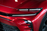 「フェラーリ・プロサングエ」との類似性を感じさせる一因にもなっている、C字型のヘッドランプ。トヨタでは「クラウン」シリーズの他のモデルに加え、「プリウス」などにも同じデザインを用いている。(写真:山本佳吾)