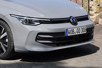 ヘッドランプとバンパーのデザインを変更し、「ゴルフ」としては初めて、フロントにイルミネーション付きの「VW」ロゴを採用するマイナーチェンジモデル。日本仕様では「TDIアクティブアドバンス」にイルミ付きロゴが標準で装備され、「eTSIアクティブ」「eTSI/TDIスタイル」「eTSI/TDI Rライン」ではオプションアイテムとして選択できる。