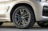 「Mスポーツ」に装備される、ダブルスポークの19インチホイール。試乗車にはピレリのエコタイヤ「チントゥラートP7」が装着されていた。
