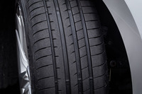 「グッドイヤー・イーグルF1アシメトリック5」は、高いグリップ力やブレーキング性能、優れたハンドリングをバランスさせた、サーキット走行からタウンユースまでをこなすというUHPタイヤだ。
