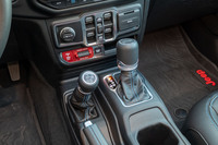 8段ATから先のドライブトレインは純エンジン車の「アンリミテッド ルビコン」と共通で、足まわりにはフロントスウェイバーのディスコネクト機能も装備される。