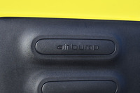 ボディーの側面に貼られた「エアバンプ」。ポリウレタン製で空気を内包している。