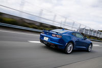 テスト車のボディーカラーは、新色の「リバーサイドブルーメタリック」。往年のトランザムシリーズのレースカーをモチーフにしたという、伝統を感じさせるボディーカラーだった。