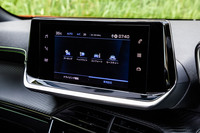 ダッシュボードに7インチのタッチスクリーンを装備。エアコンやオーディオ、ハンズフリー通話、ADASなどの操作が行える。Apple CarPlayやAndroid Autoにも対応している。