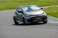 「エアロパフォーマンスパッケージ」装着車は、旋回速度の20km/hアップ、富士スピードウェイで約1秒のラップタイム短縮を実現したという。