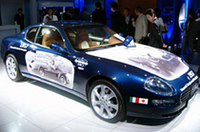 マセラティ社90周年デコレートカー。ボディに描かれたのは、1957年、ファン・マヌエル・ファンジオがF1グランプリで同社に初のタイトルをもたらした「マセラティ250F」。