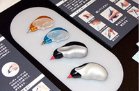 ユニバーサルデザインの一例として、会場に展示されていた。写真は、指に障害のある人でもしっかり握ることができるというボールペン。