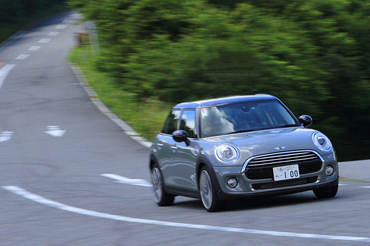 「クーパーD 5ドア」の動力性能は、0-62mph(約100km/h)加速が9.5秒と公表されている(欧州仕様車)。