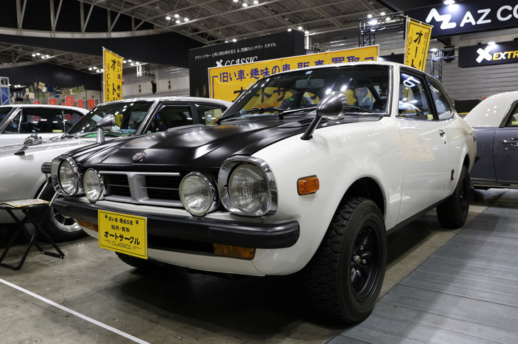 オートサークルが出展していた1974年「三菱ランサー1600GSR(A73)」の、サファリラリー優勝記念の100台限定車「ラリー ランサー」。ただしアルミホイールとラリータイヤはノンオリジナル。また実際のサファリ優勝車は、カタログモデルの1600GSRには存在しない4ドア仕様だった。