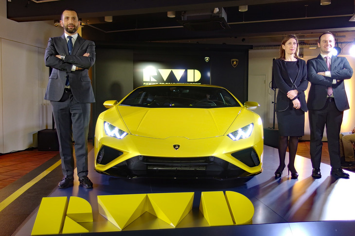 ジャパン・アンド・コリア・カントリーマネージャーのフランチェスコ・クレシ氏(左)と、「ウラカンEVO RWD」のローンチマネージャーであるヴィットリオ・ミラノ氏(右)。