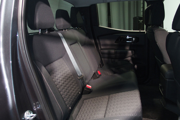 三菱トライトンGLS(リアシート)