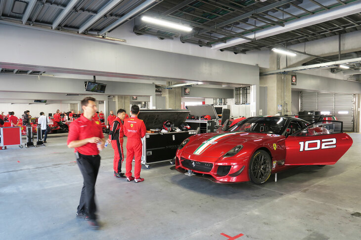 「XX」モデルの整備・点検を行うピットの様子。午後には来場者に「XXプログラム」の内容や各参加車両を紹介する、ピットツアーも行われた。