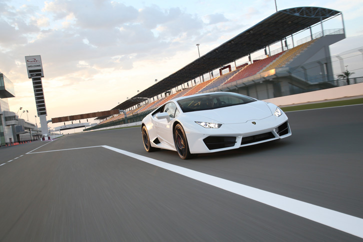 0-100km/h加速が3.2秒、最高速が325km/hとされている「ウラカンLP610-4」に対し、「LP580-2」の動力性能は順に3.4秒、320km/hとアナウンスされている。
