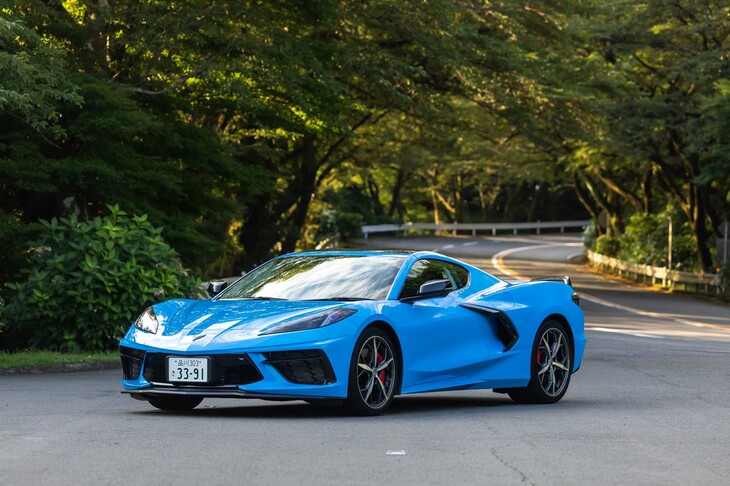 【シボレー・コルベット クーペ3LTのスペック】
	ボディーサイズ:全長×全幅×全高=4630×1940×1225mm/ホイールベース:2725mm/車重:1670kg/駆動方式:MR/エンジン:6.2リッターV8 OHV 16バルブ/トランスミッション:8段AT/最高出力:502PS(369kW)/6450rpm/最大トルク:637N・m(65.0kgf・m)/5150rpm/タイヤ:(前)245/35ZR19 89Y/(後)305/30ZR20 99Y(ミシュラン・パイロットスポーツ4 S)/燃費:シティー=15mpg(約6.4km/リッター)、ハイウェイ=27mpg(約11.5km/リッター)(米国EPA値)/価格:1600万円
	
	【取材時の燃費データ】
	テスト距離:310.2km(市街地1:高速道路7:山岳路2)/使用燃料:52.5リッター(ハイオクガソリン)/参考燃費:5.9km/リッター(満タン法)/5.8km/リッター(車載燃費計計測値)