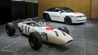 「アフィーラ1」は日本でも一般向けに展示される機会があった。2026年3月20日から29日までは、東京・銀座の「G735ギャラリー」で、F1マシン「ホンダ272」とのコラボ展示も行われたが、会期の途中で展示は中止されてしまった。3月25日に、アフィーラの開発・販売計画中止が発表されたためだ。
ほった「それにしても、この展示はなんかアフィーラのイメージと違わなくないですか?」
清水「そういうところも含めて、ソニー・ホンダモビリティは迷走していたんだよ」
